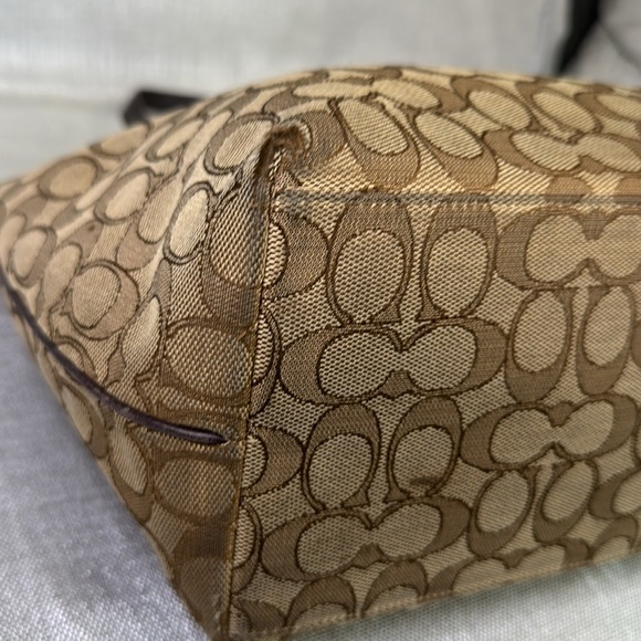 COACH SIGNATURE TAYLOR TOTE KHAKI/ BROWN HANDBAG. DAMADGED AT BOTTOM CORNERS. - Picture 10 of 11